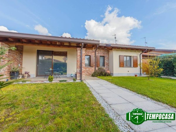 casa indipendente in vendita a Zinasco in zona Sairano