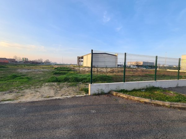 terreno edificabile in vendita a Zinasco