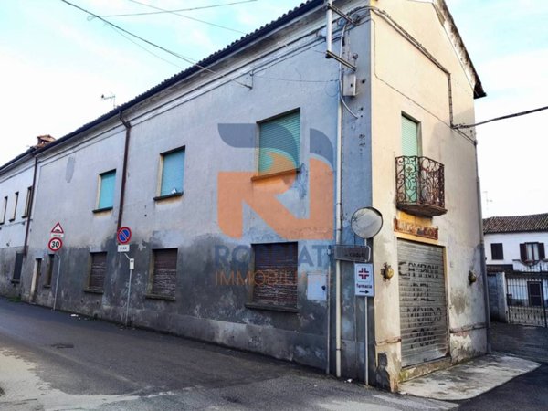 negozio in vendita a Zinasco in zona Sairano