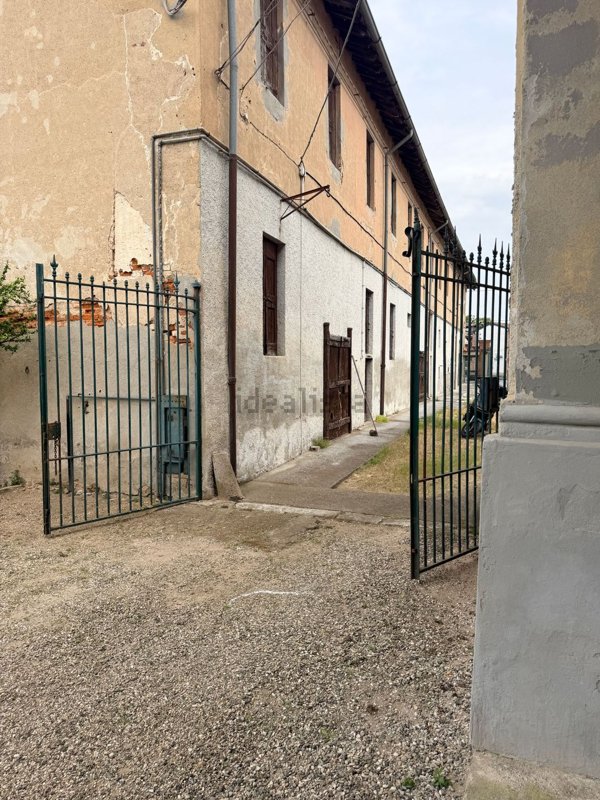 esavano in vendita a Corteolona e Genzone in zona Corteolona