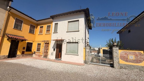 casa indipendente in vendita a Corteolona e Genzone in zona Corteolona