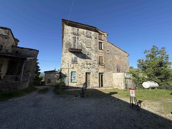 pentavano in vendita a Colli Verdi in zona Ruino