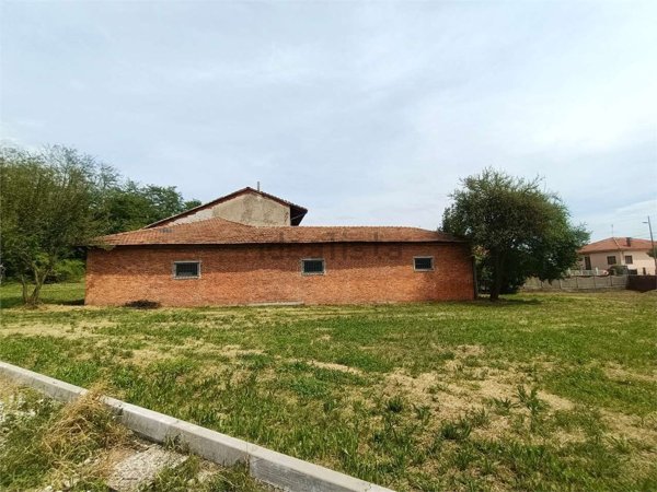 locale di sgombero in vendita a Mazzè
