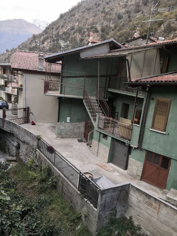 casa indipendente in vendita a Mompantero in zona Urbiano