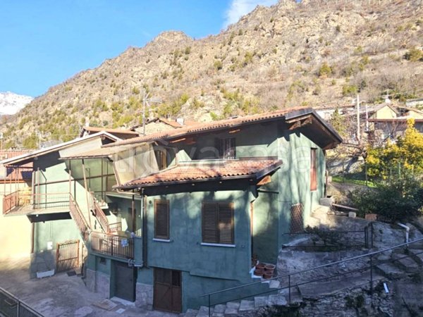 casa indipendente in vendita a Mompantero in zona Urbiano