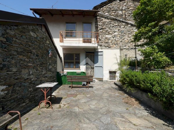 casa indipendente in vendita a Mompantero in zona Urbiano