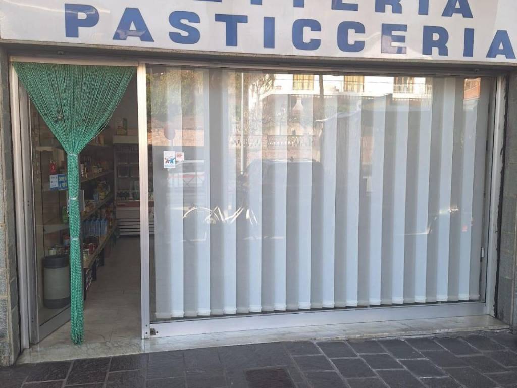negozio in vendita a Moncalieri in zona Revigliasco