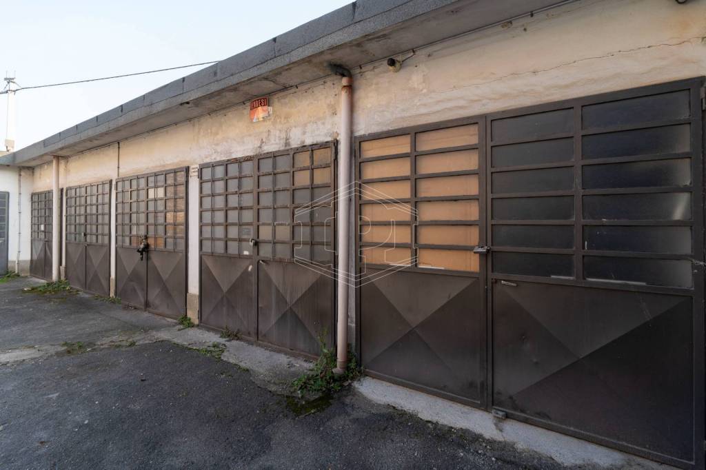 negozio in vendita a Moncalieri in zona Borgo San Pietro