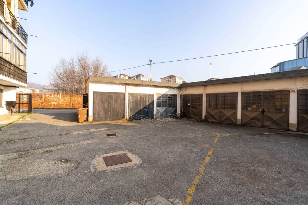 negozio in vendita a Moncalieri in zona Borgo San Pietro