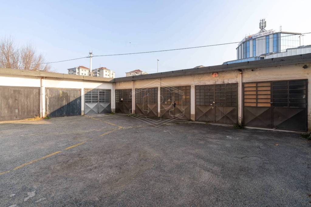 negozio in vendita a Moncalieri in zona Borgo San Pietro