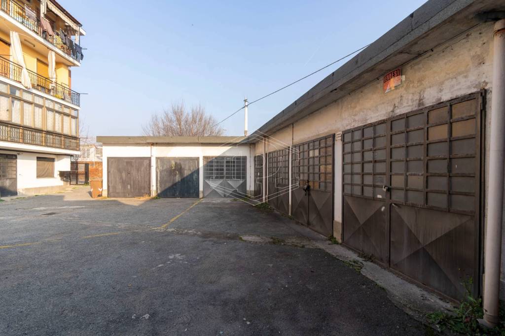 negozio in vendita a Moncalieri in zona Borgo San Pietro