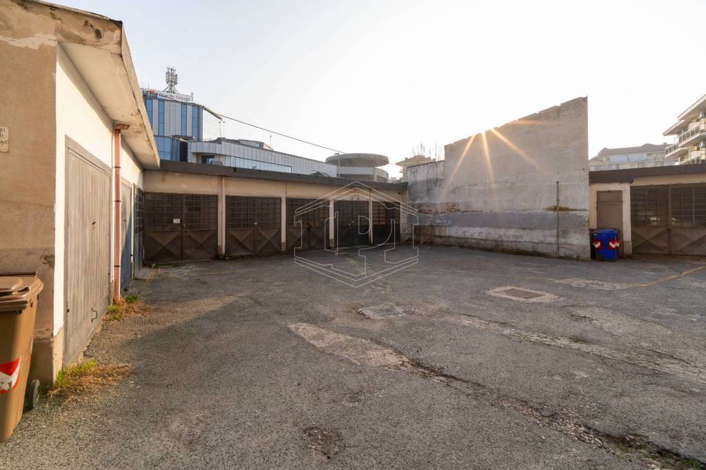 negozio in vendita a Moncalieri in zona Borgo San Pietro