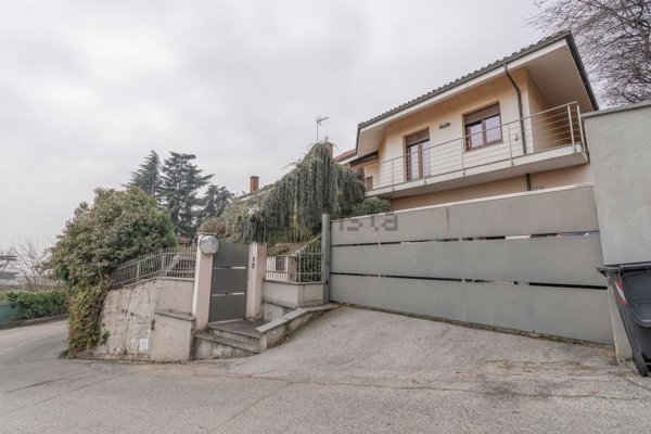 casa indipendente in vendita a Moncalieri in zona Revigliasco