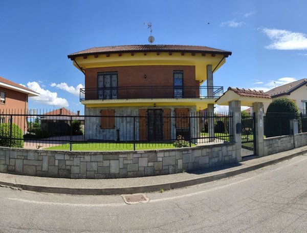casa indipendente in vendita a Moncalieri in zona Barauda