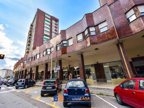 negozio in vendita a Moncalieri in zona Borgo San Pietro