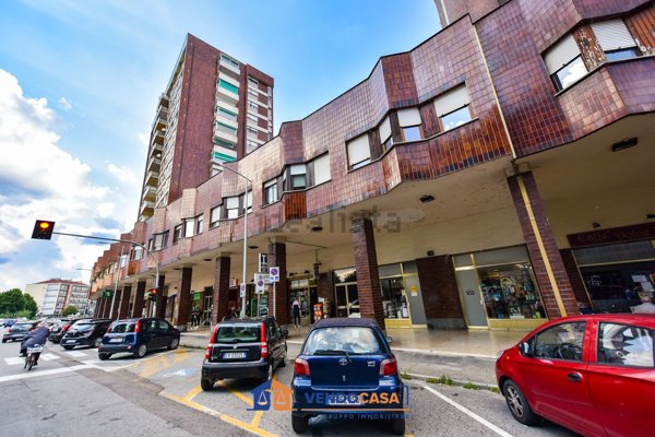 locale commerciale in vendita a Moncalieri in zona Borgo San Pietro