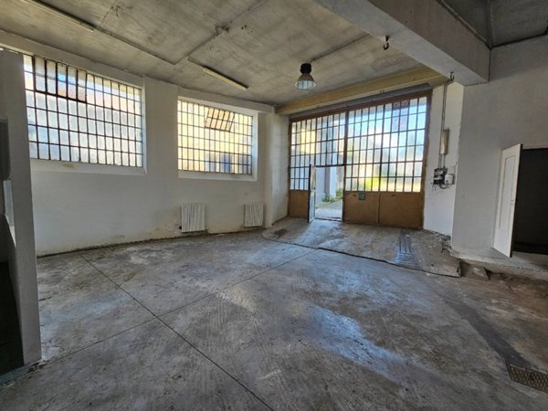 locale commerciale in vendita a Moncalieri in zona Carpice