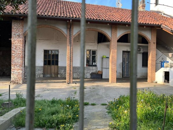 casa indipendente in vendita a Moncalieri in zona Barauda
