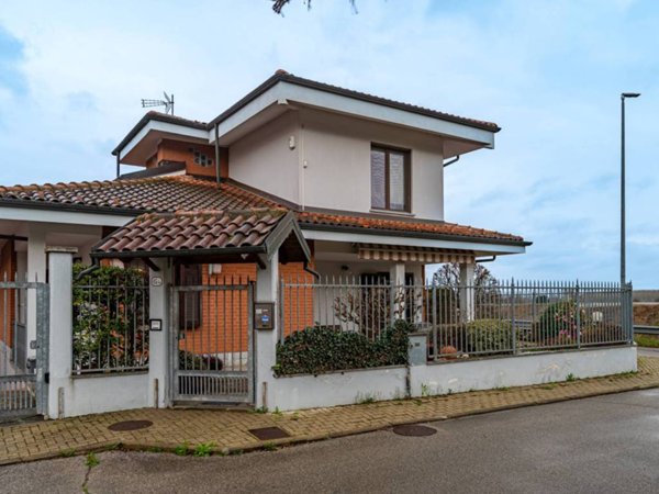 casa indipendente in vendita a Moncalieri in zona Tetti Piatti