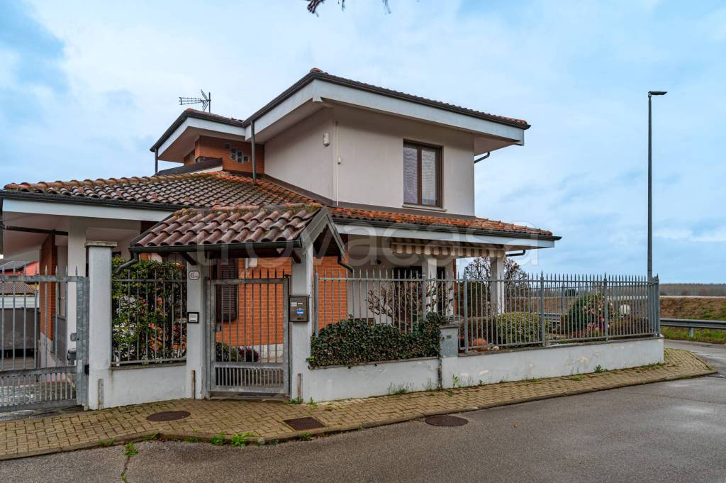 casa indipendente in vendita a Moncalieri in zona Tetti Rolle