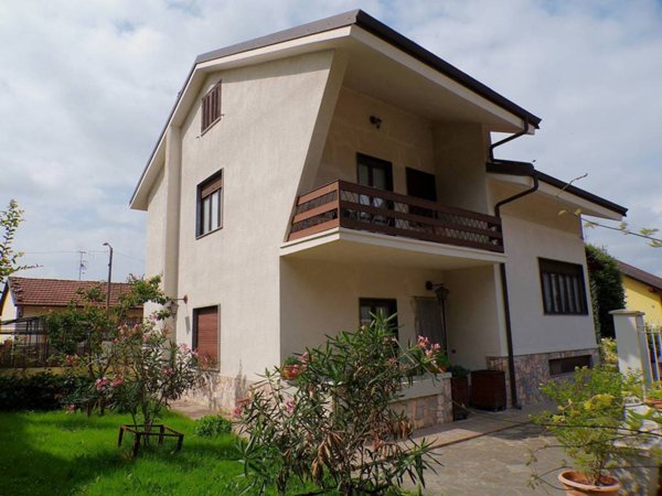 casa indipendente in vendita a Moncalieri in zona Revigliasco
