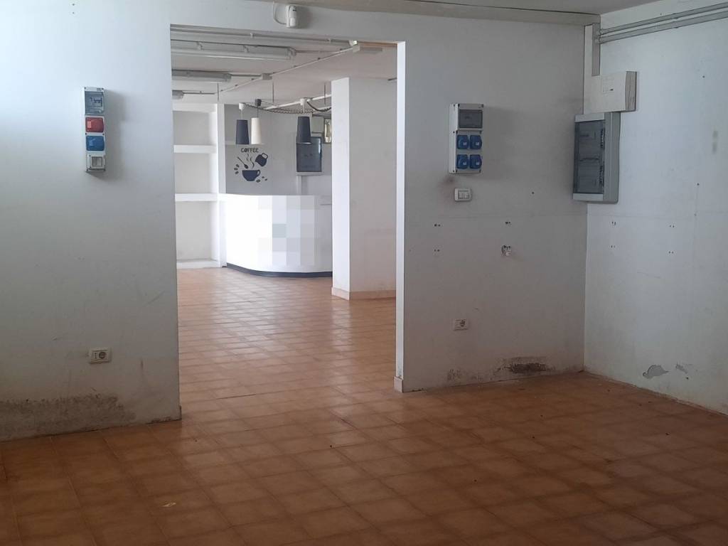 locale commerciale in vendita a Moncalieri in zona Testona