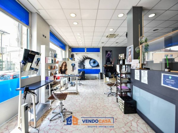 negozio in vendita a Moncalieri in zona Testona