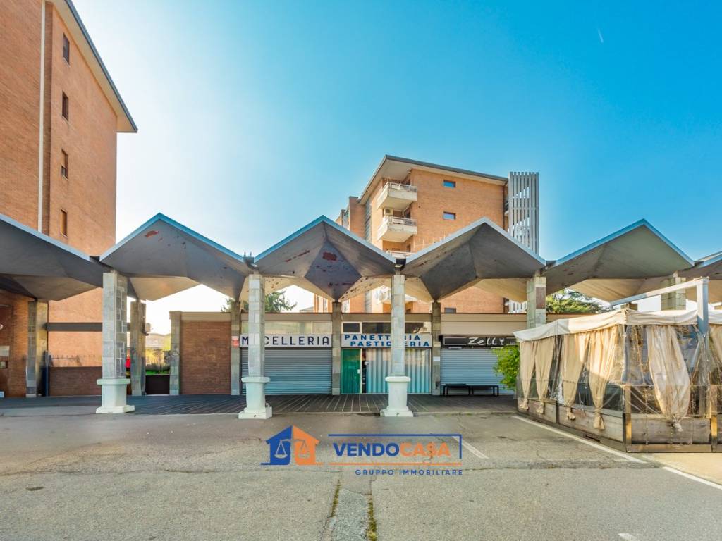 negozio in vendita a Moncalieri in zona Revigliasco