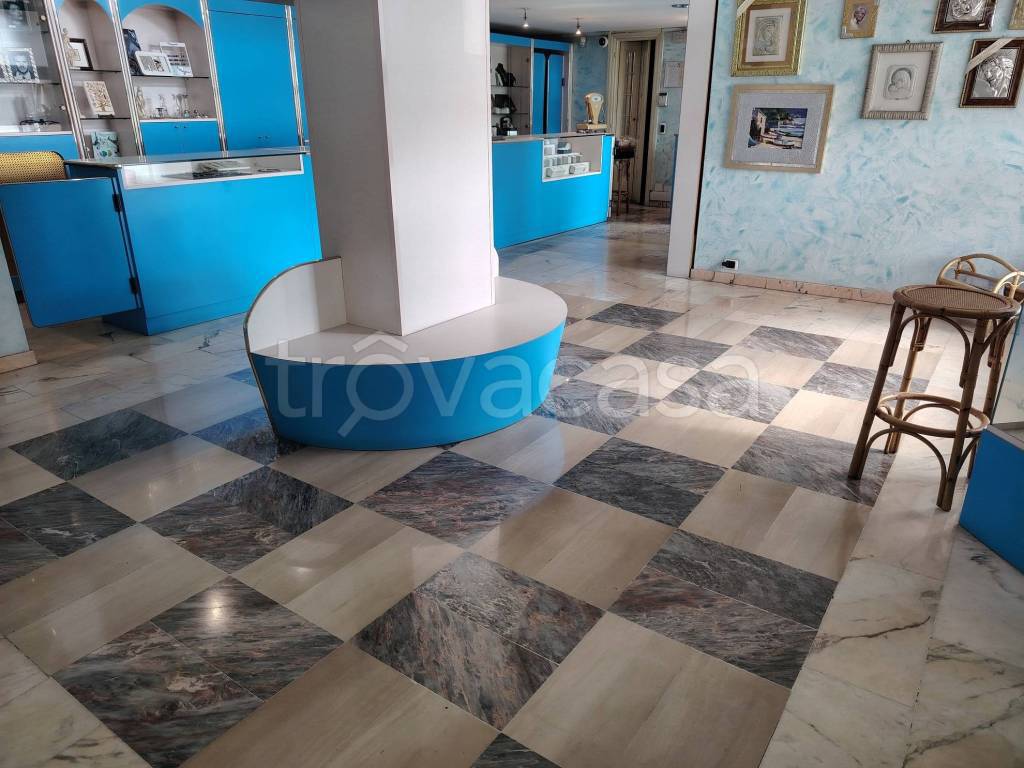 negozio in vendita a Moncalieri in zona Borgo San Pietro