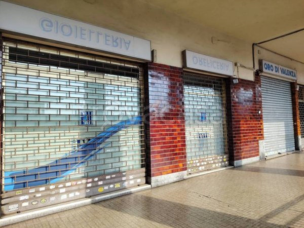 negozio in vendita a Moncalieri in zona Borgo San Pietro