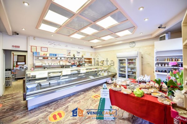 locale commerciale in vendita a Moncalieri in zona Revigliasco