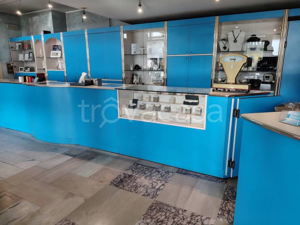 negozio in vendita a Moncalieri in zona Borgo San Pietro