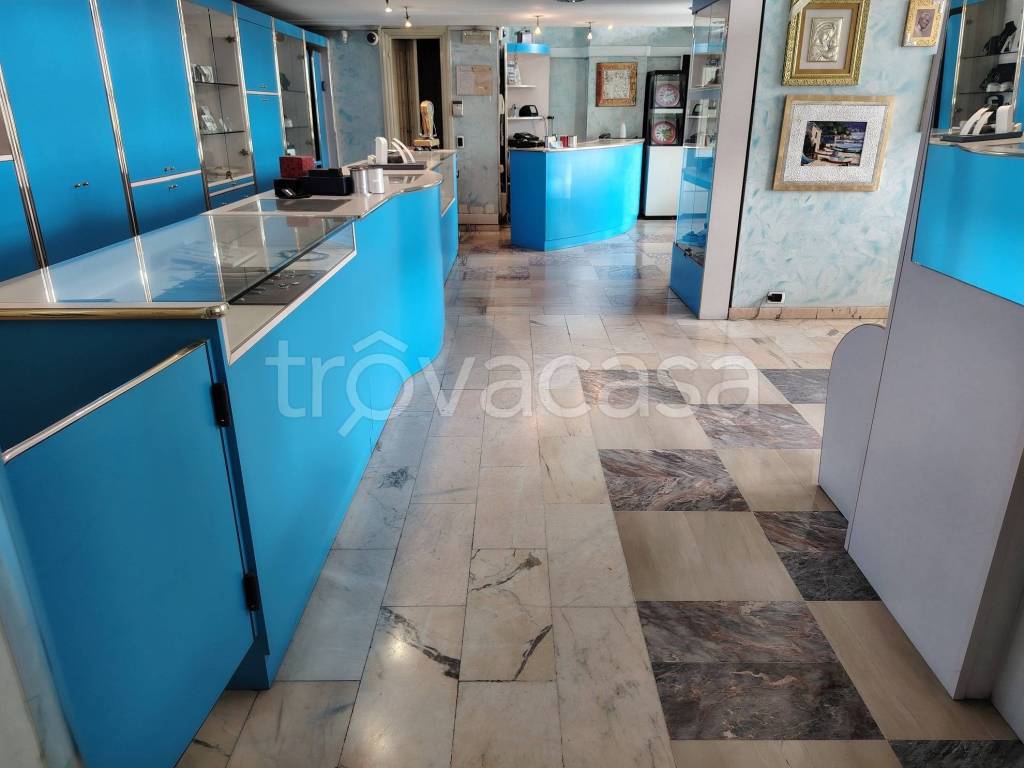 negozio in vendita a Moncalieri in zona Borgo San Pietro