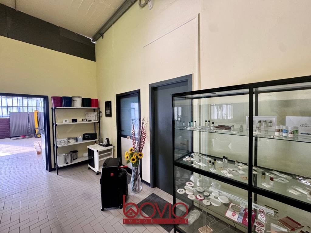 locale commerciale in vendita a Moncalieri