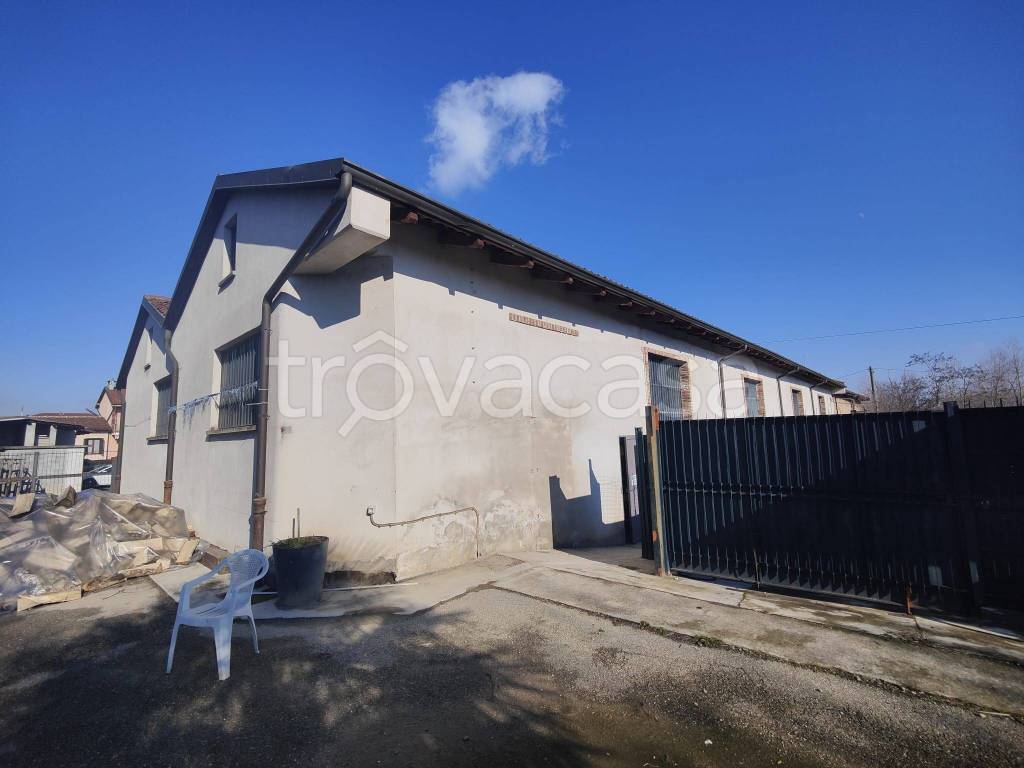 locale commerciale in vendita a Moncalieri in zona Carpice
