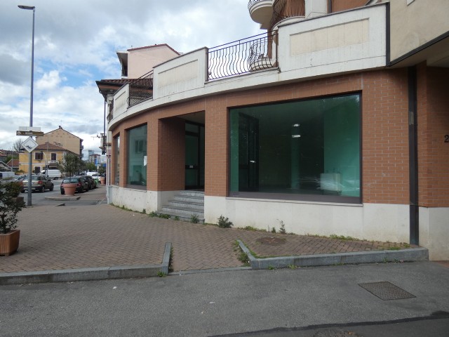 locale commerciale in vendita a Moncalieri in zona Borgo San Pietro