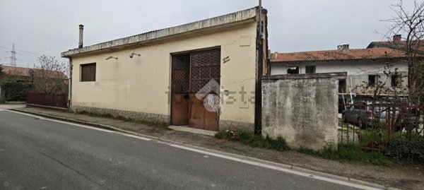 locale di sgombero in vendita a Moncalieri in zona Tagliaferro
