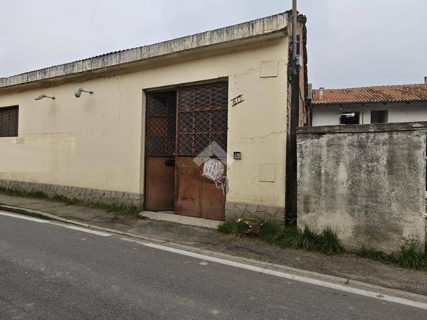 locale commerciale in vendita a Moncalieri in zona Tagliaferro