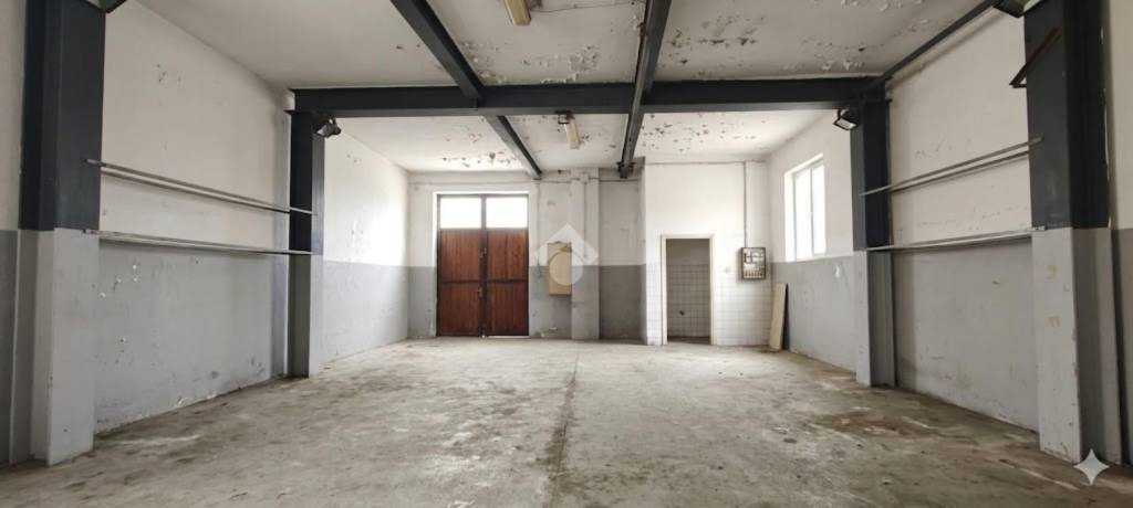 locale commerciale in vendita a Moncalieri in zona Tagliaferro