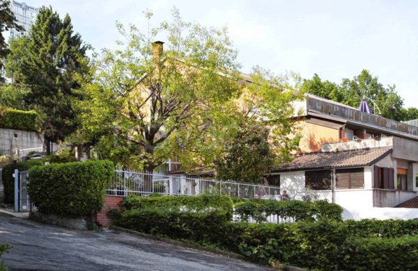 negozio in vendita a Moncalieri in zona Revigliasco