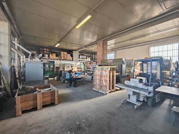 locale commerciale in vendita a Moncalieri in zona Barauda