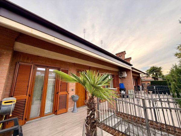 casa indipendente in vendita a Moncalieri in zona Barauda
