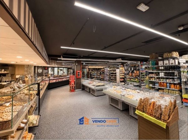 negozio in vendita a Moncalieri in zona Testona