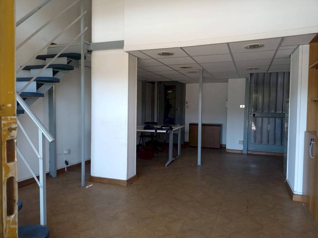 locale commerciale in vendita a Moncalieri in zona Borgo San Pietro