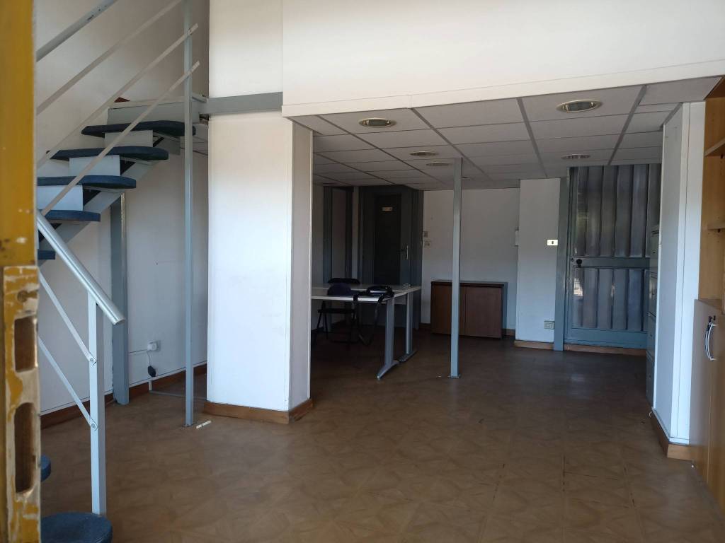 negozio in vendita a Moncalieri in zona Borgo San Pietro