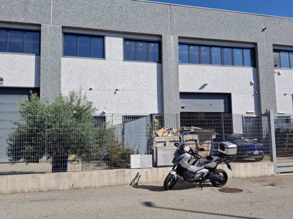 locale commerciale in vendita a Moncalieri