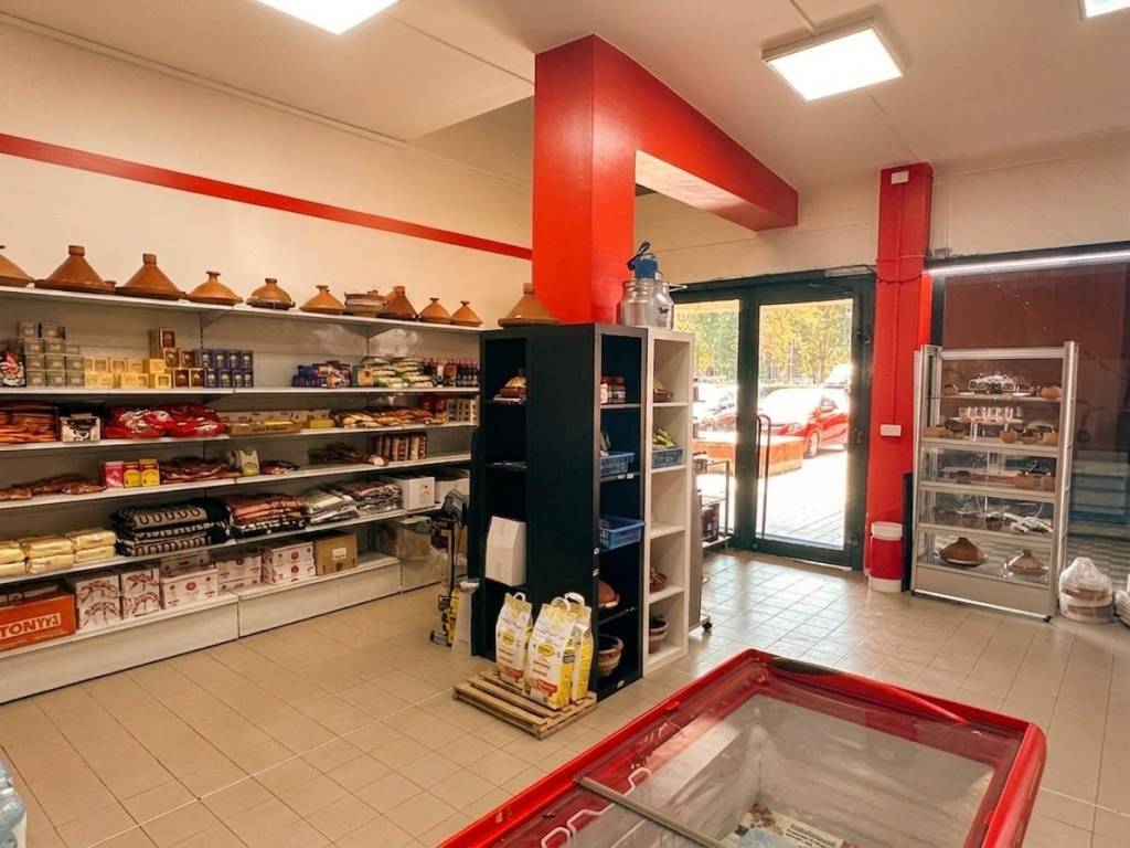 locale commerciale in vendita a Moncalieri in zona Borgo San Pietro