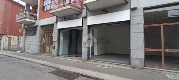 locale commerciale in vendita a Moncalieri in zona Borgo San Pietro