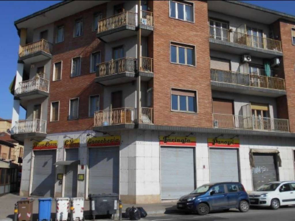 locale commerciale in vendita a Moncalieri in zona Boccia d'Oro