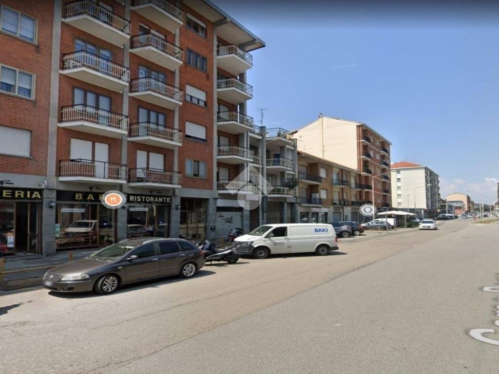 locale commerciale in vendita a Moncalieri in zona Borgo San Pietro